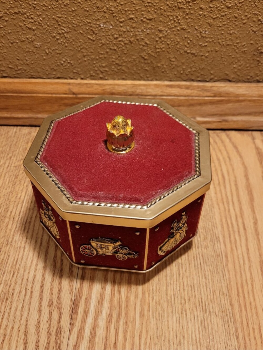 VINTAGE TIN Octagon Dark Red Velvet Gold-Tone